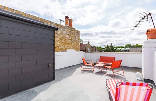 Parsons Green and Walham Apartment | Beautiful 3BD Home with Rooftop Terrace, Fulham