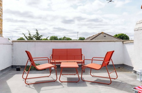 Parsons Green and Walham Apartment | Beautiful 3BD Home with Rooftop Terrace, Fulham