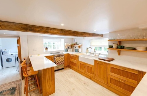 Kettering House | Beautiful 3BD Thatched Stone Cottage Kettering