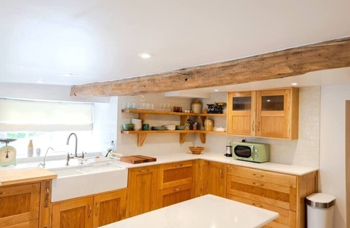 Kettering House | Beautiful 3BD Thatched Stone Cottage Kettering