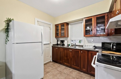 East Windsor Apartment | Beautiful 3BR Home |Free Parking | Central Windsor