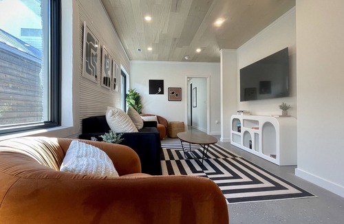 MLK House | Beautiful 3D Home 10 Minutes from Downtown | 4BD 3BA | Cowboy Pool