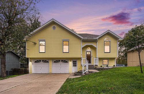 Lee's Summit House | Beautiful 4-bed, 3-bath Lees Summit Cottage