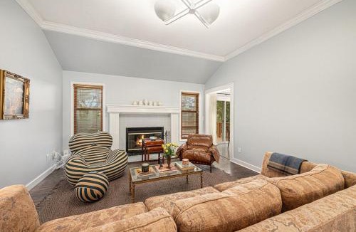 Lee's Summit House | Beautiful 4-bed, 3-bath Lees Summit Cottage