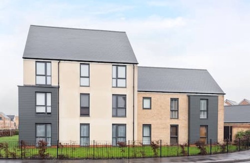 Newport Pagnell Apartment | Beautiful 4 Bed Flat In Milton Keynes With Parking