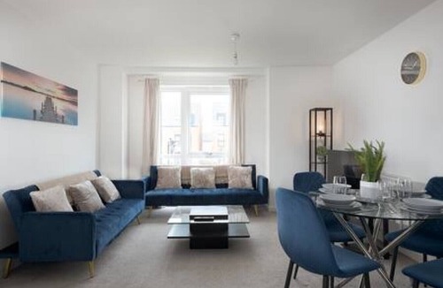 Newport Pagnell Apartment | Beautiful 4 Bed Flat In Milton Keynes With Parking