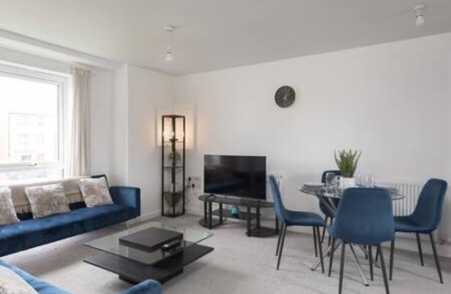 Newport Pagnell Apartment | Beautiful 4 Bed Flat In Milton Keynes With Parking