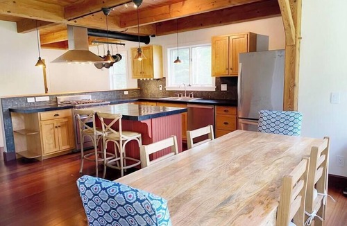 Moscow House | Beautiful 4 Bed Home in a Tranquil, Ideal Setting