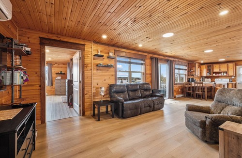 Clinton Cottage | Beautiful 4 Bedroom Waterview Sunset Cottage