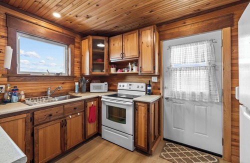 Clinton Cottage | Beautiful 4 Bedroom Waterview Sunset Cottage