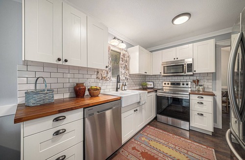 Lee's Summit House | Beautiful 4-Bedroom Cottage in Lee's Summit with walk-out basement