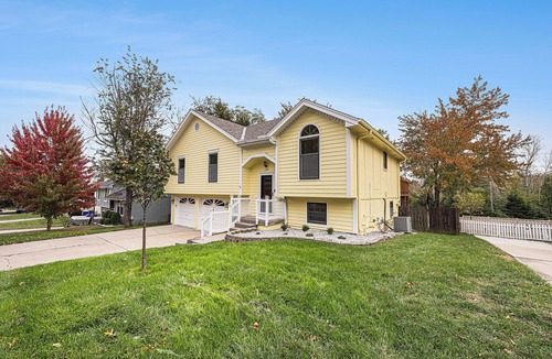 Lee's Summit House | Beautiful 4-Bedroom Cottage in Lee's Summit with walk-out basement