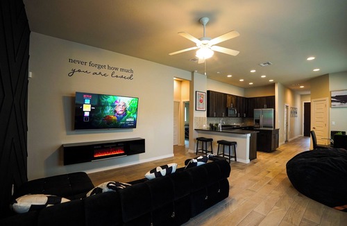 Austin House | Beautiful 4-bedroom house in vibrant Austin with Hot Tub And Lively Back yard