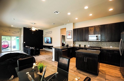 Austin House | Beautiful 4-bedroom house in vibrant Austin with Hot Tub And Lively Back yard