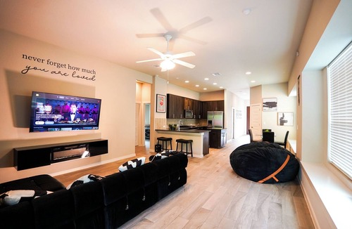 Austin House | Beautiful 4-bedroom house in vibrant Austin with Hot Tub And Lively Back yard