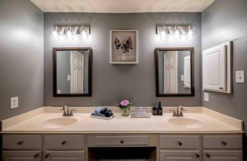 Barker House | Beautiful 4-bedroom House with Nice Backyard