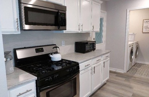 Bedford House | Beautiful 4 Bedroom in quiet neighborhood!