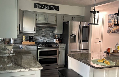 Dallas House | Beautiful 4-bedroom king-size suite. Dallas home with cozy patio.