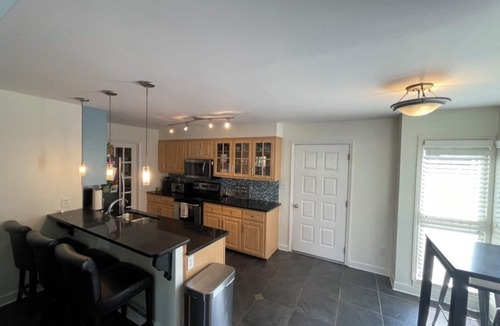 West End House | Beautiful 4 Bedroom River Front House in Downtown