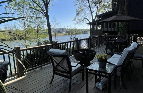 West End House | Beautiful 4 Bedroom River Front House in Downtown