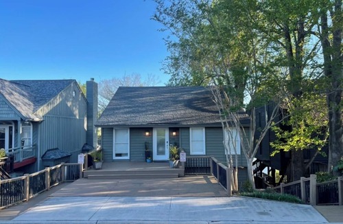 West End House | Beautiful 4 Bedroom River Front House in Downtown