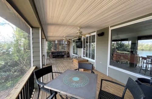 West End House | Beautiful 4 Bedroom River Front House in Downtown
