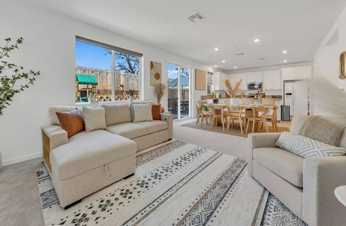 Sacramento House | Beautiful 4-bedroom house with Playground, Fire Pit, BBQ