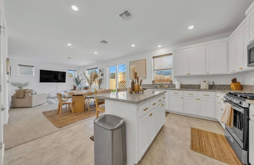 Sacramento House | Beautiful 4-bedroom house with Playground, Fire Pit, BBQ