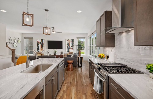 Edgehill House | Beautiful 4 Lvl, 4BR/4BA, Minutes to downtown, 4 King Beds each w/private bath.