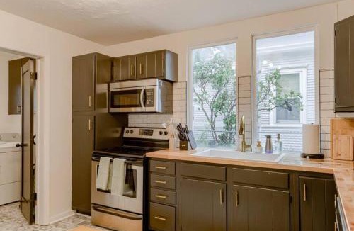 Bethany House | Beautiful - 4bd with Contemporary Interior