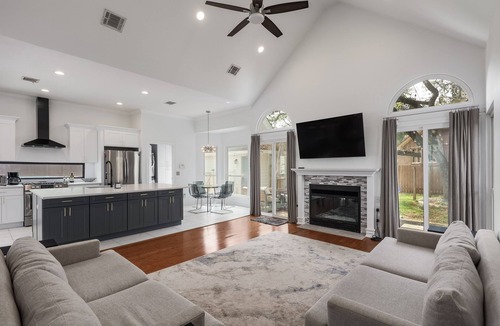 Shady Hollow House | Beautiful 4bdr with pool in South Austin