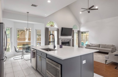 Shady Hollow House | Beautiful 4bdr with pool in South Austin