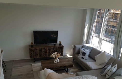 Barrie House | Beautiful 4brd-3bth Townhome 7 mins to Lakeshore