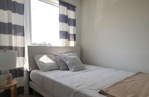 Barrie House | Beautiful 4brd-3bth Townhome 7 mins to Lakeshore
