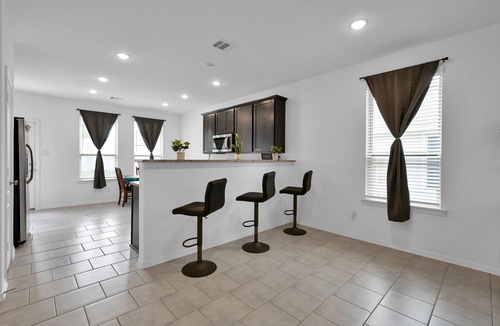Porter House | Beautiful 5 Bdrm Home in Central Location with Queen Beds and Parking