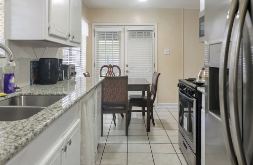 Central Southwest House | Beautiful 5 bdrm near NRG stadium (16 mins) Sabercats stadium (12mins)8beds