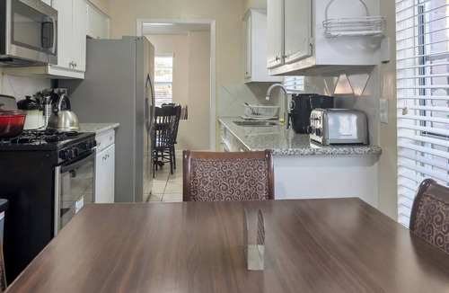 Central Southwest House | Beautiful 5 bdrm near NRG stadium (16 mins) Sabercats stadium (12mins)8beds