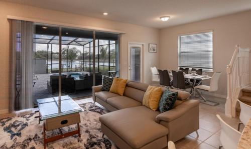 Loughman House | Beautiful 5 Bed Home Away from Home townhouse