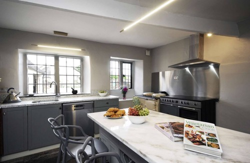 East Horrington House | Beautiful 5 bedroom house sleeps 13 with hottub, games room and garden near Bath