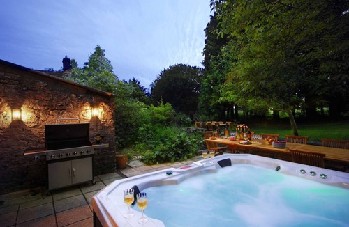 East Horrington House | Beautiful 5 bedroom house sleeps 13 with hottub, games room and garden near Bath