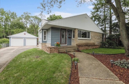 Champaign House | Beautiful 5 bedroom home only minutes from UIUC