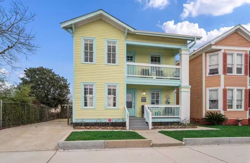 San Jacinto House | BEAUTIFUL 5-BEDROOM HOUSE WITH HEATED SWIMMING POOL, GAS GRILL, LARGE DECK