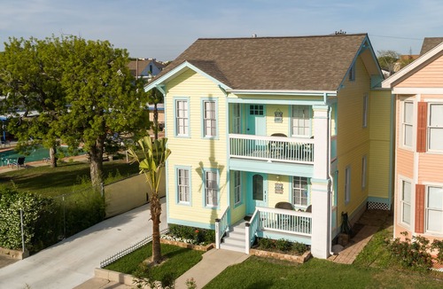 San Jacinto House | BEAUTIFUL 5-BEDROOM HOUSE WITH HEATED SWIMMING POOL, GAS GRILL, LARGE DECK