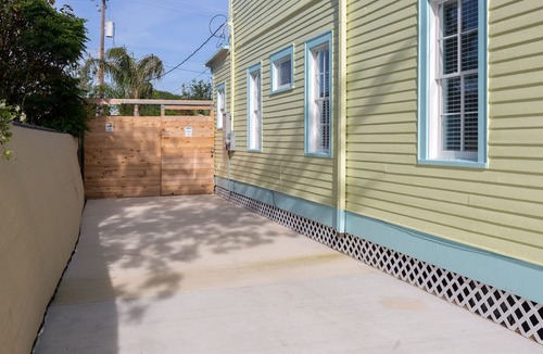 San Jacinto House | BEAUTIFUL 5-BEDROOM HOUSE WITH HEATED SWIMMING POOL, GAS GRILL, LARGE DECK