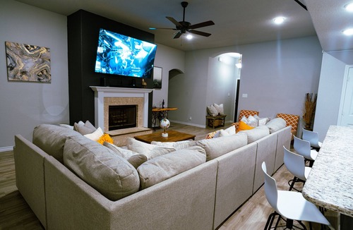Killeen House | Beautiful 5 bedroom home W/gym EV charger & grill
