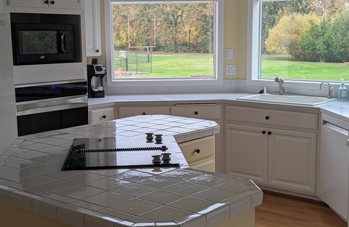 McMinnville House | Beautiful 5-bedroom house secluded on 2-acres in the heart of McMinnville.