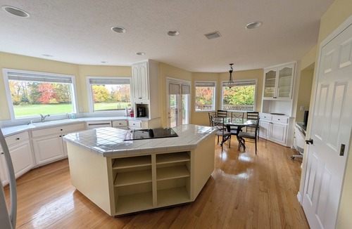 McMinnville House | Beautiful 5-bedroom house secluded on 2-acres in the heart of McMinnville.