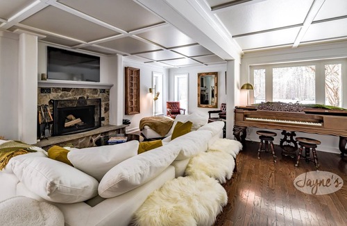 Collingwood Ski Chalet | Beautiful 5bed 5bath retreat in Collingwood! 5mins from Blue Mountain Village!