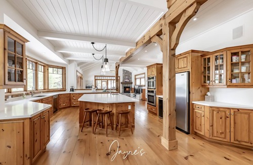 Bala Cottage | Beautiful 6 bed 5 bath cottage on Lake Muskoka with Boathouse