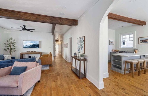 Commonwealth House | Beautiful 6 Bedroom Home, Walk to Shops and Dining